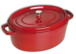 Cocotte Ovale En Fonte émaillée Staub Rouge Cerise De 33 Cm